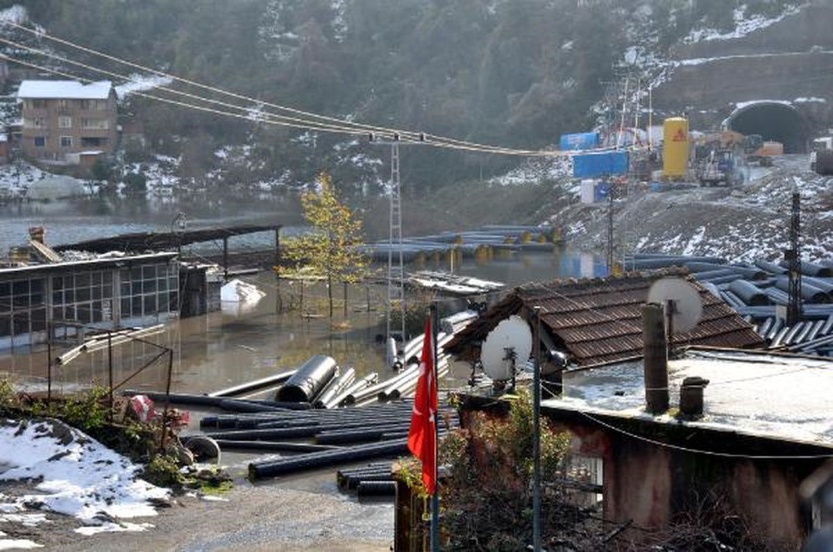 Belediyenin Asfalt Tesisini Su Bastı, Evler Tehlike Altında