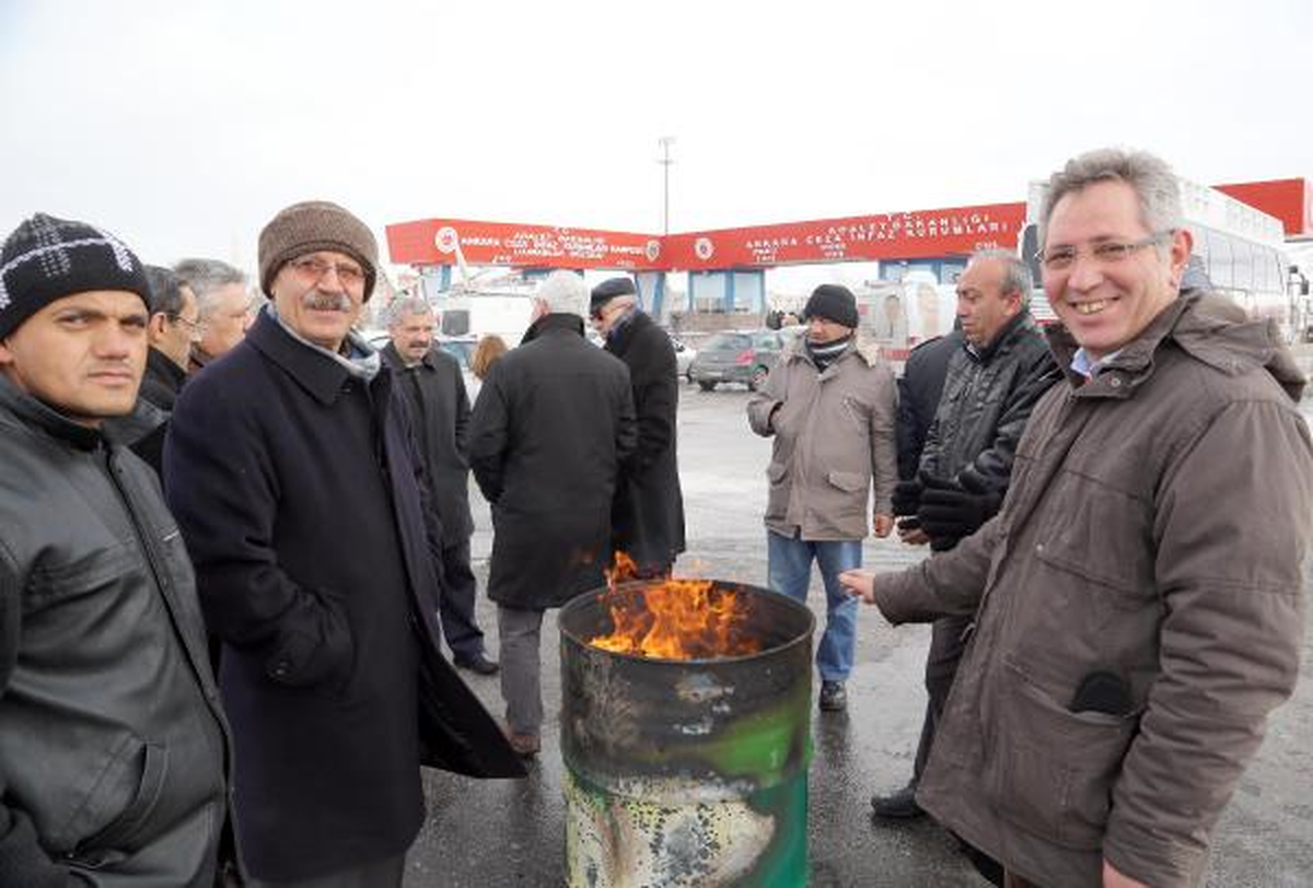 CHP\'liler Cezaevi Önünde Balbay\'ı Bekliyor