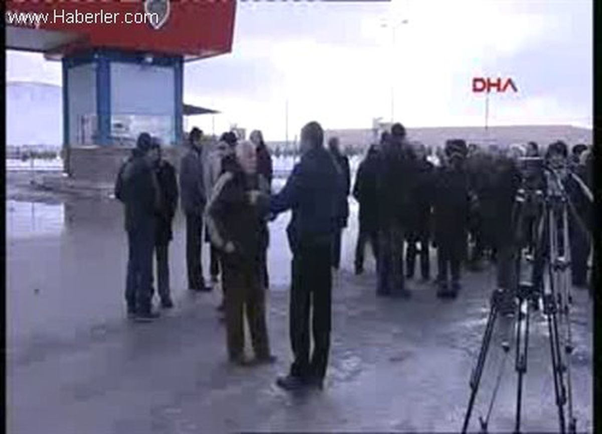 CHP\'liler Cezaevi Önünde Balbay\'ı Bekliyor