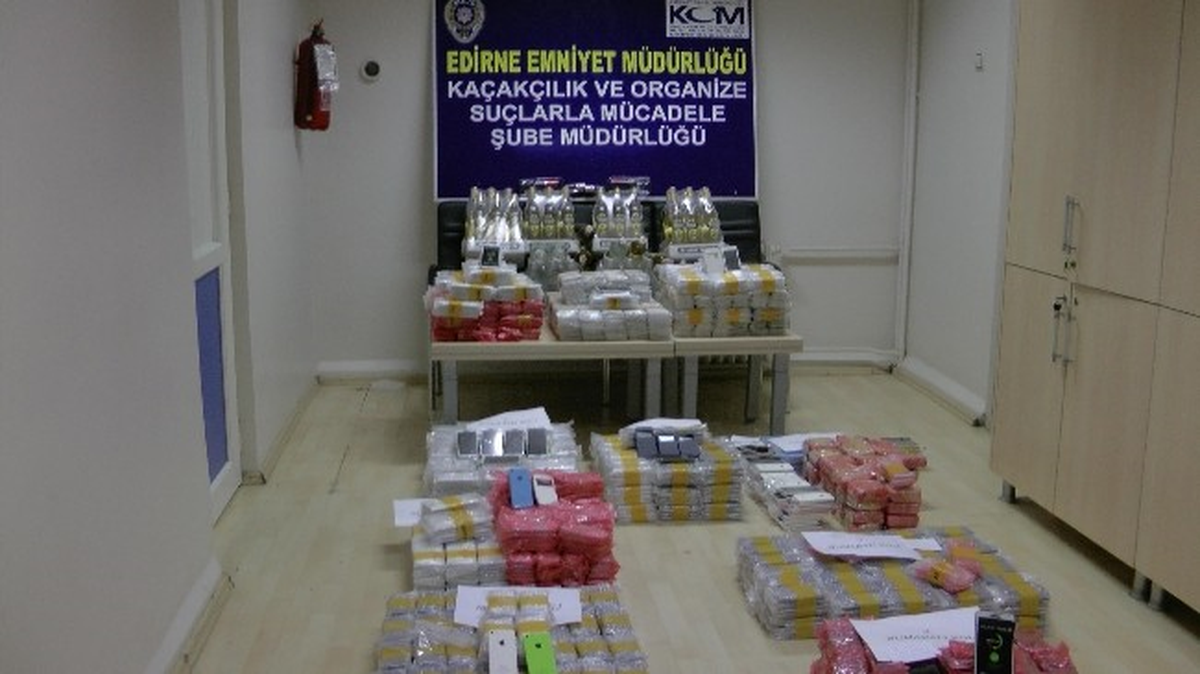 Edirne\'de Kaçak Cep Telefonu Operasyonu
