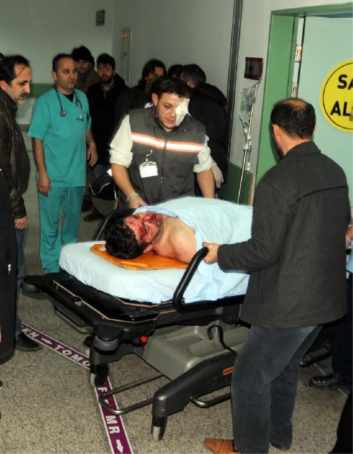 Samsun\'da Araçtan Kelepçe Almak İsteyen Polise Kamyon Çarptı