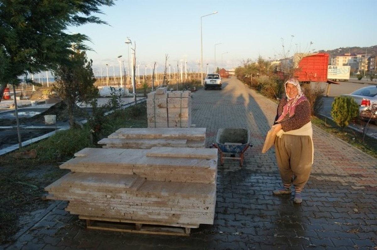 Ekmeğini Taştan Çıkartıyor