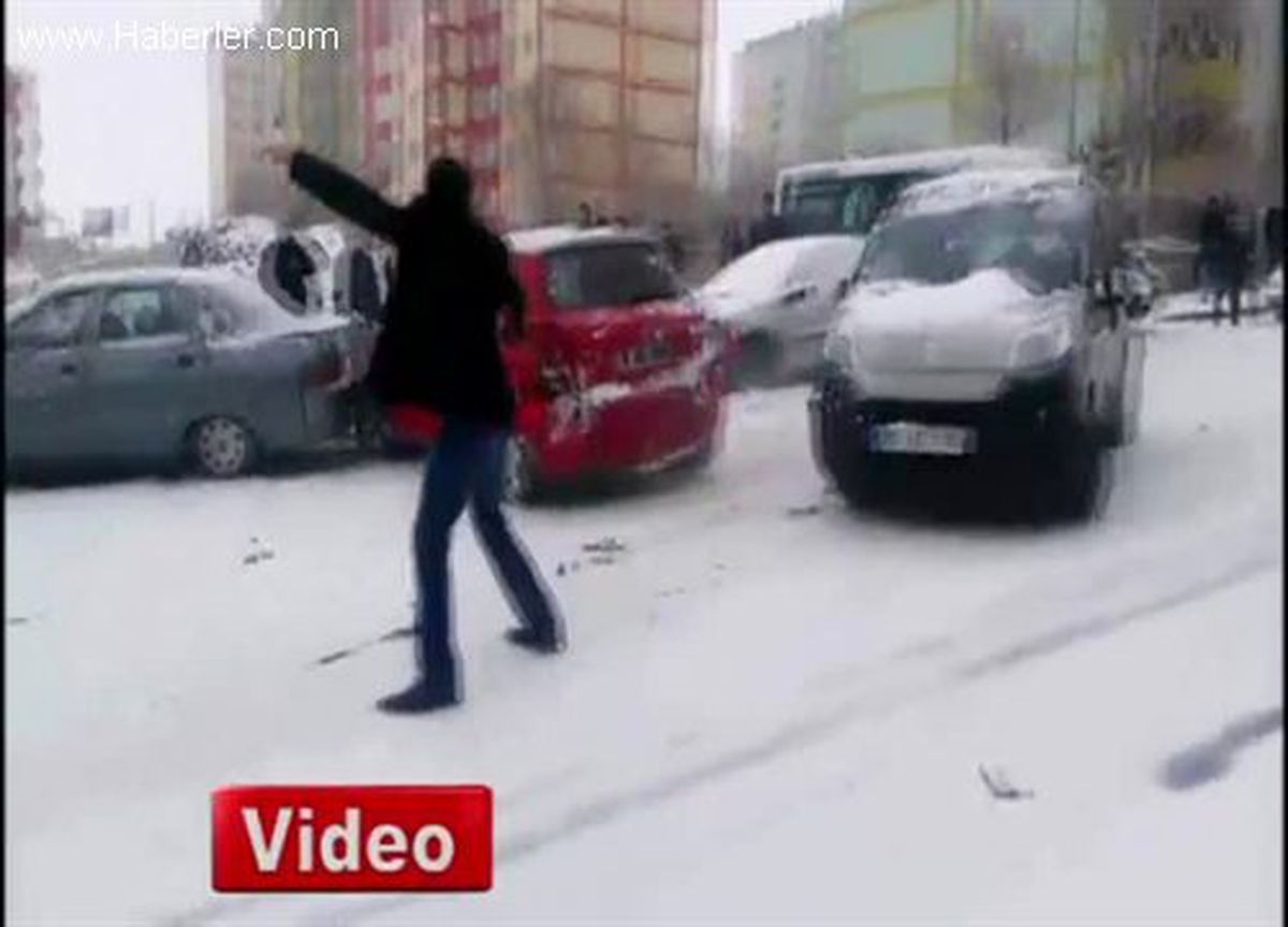 Erzurum\'da Buzlanan Yolda Trafik Kazaları Kamerada