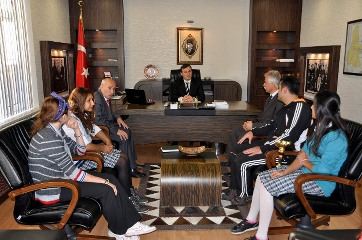 Genç Bayanlar Voleybol Takımından Kaymakam Perçi\'ye Ziyaret