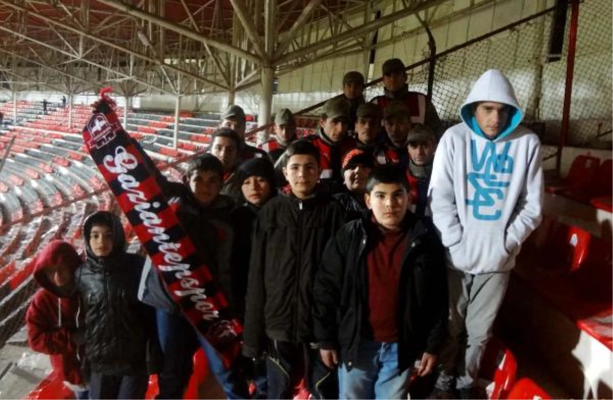 Jandarma, Çocukları Süper Lig Maçına Götürdü