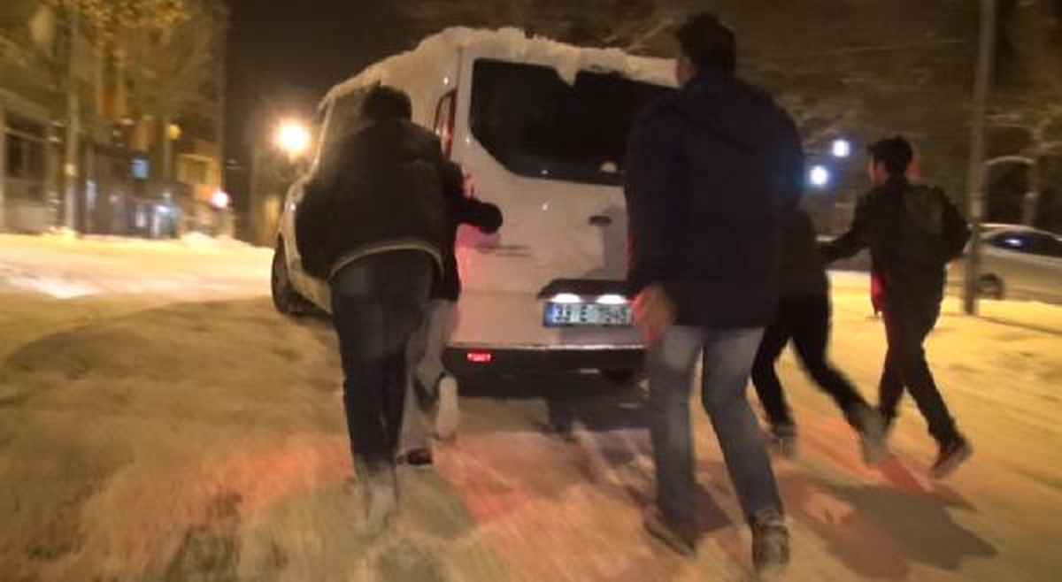 Kars\'ta Yollar Buz Pistine Döndü