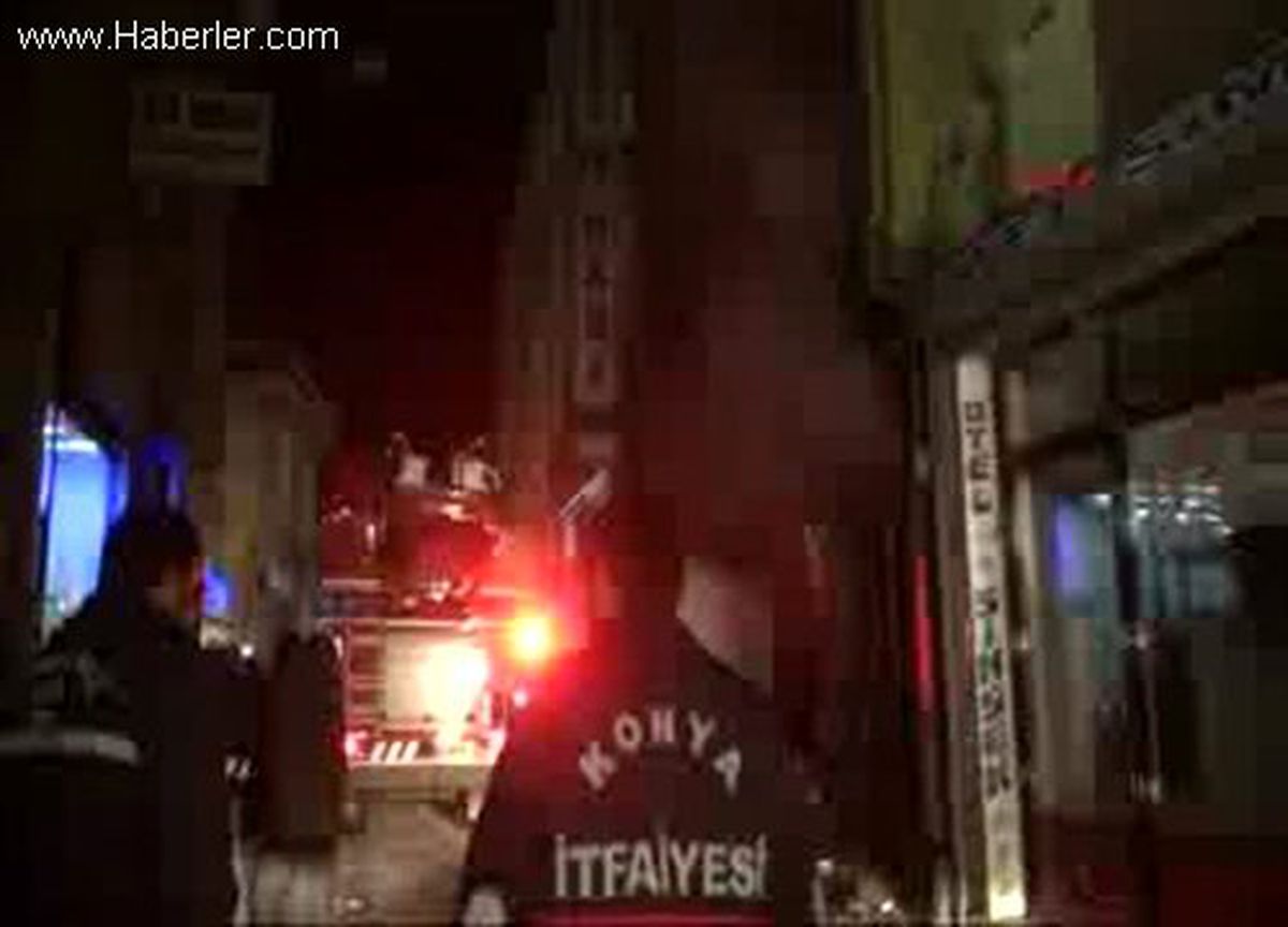 Konya\'da 4 Katlı İş Hanında Yangın Çıktı
