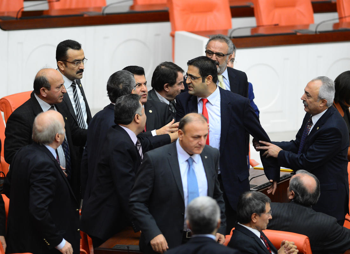 Meclis\'te "Kürdistan" Kavgası Çıktı, Yumruklar Havada Uçuştu