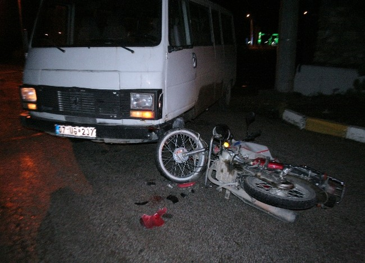 Minibüs Motosiklete Çarptı: 1 Yaralı