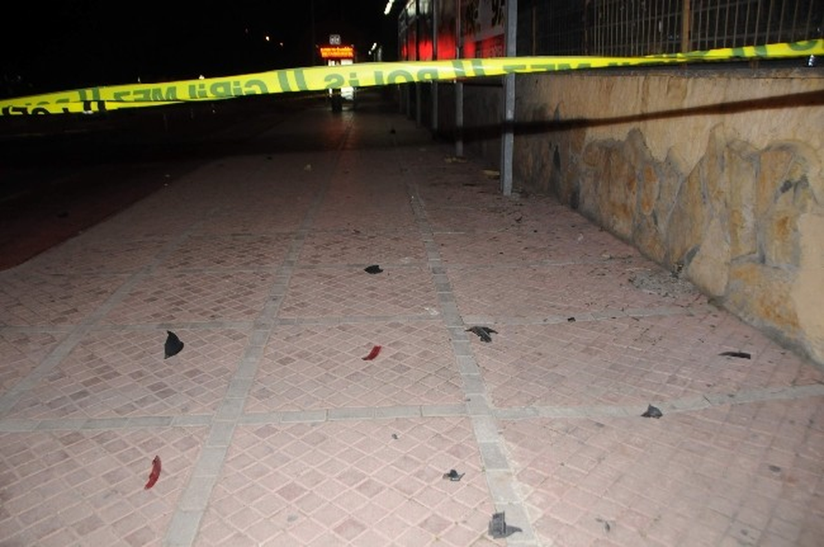 Antalya\'da Duraktaki Şüpheli Çanta Fünyeyle Patlatıldı