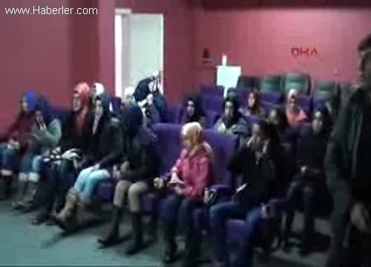 Polis, Karlıovalı Çocuklar İçin Sinema Salonu Yaptı