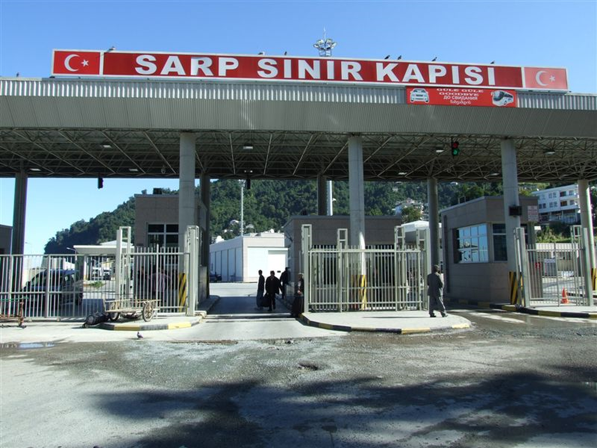Sarp Sınır Kapısı\'nda Giriş Çıkışlarda Aksaklık Yaşanıyor
