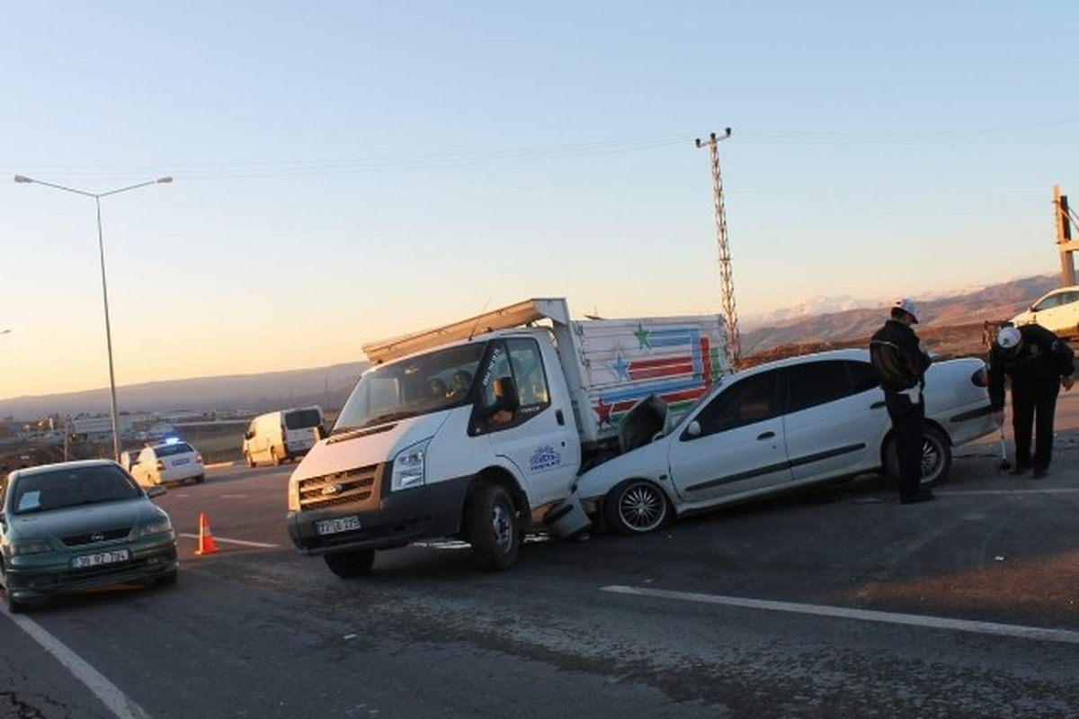 Siirt\'te Trafik Kazası: 2 Yaralı