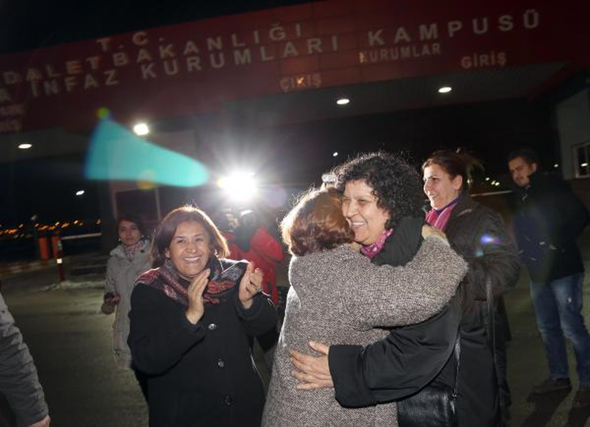 Sincan\'da Bekleyenler Tahliye Edilen Balbay İçin Halay Çekti