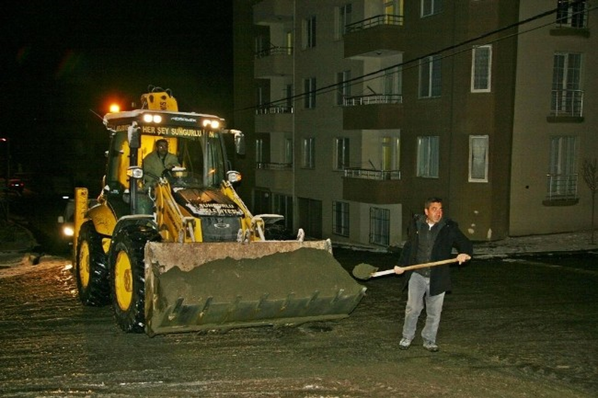 Sungurlu Belediyesinden Gece Kar Mesaisi