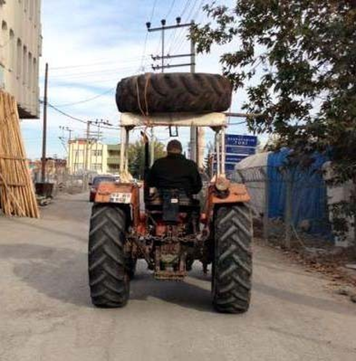 Adıyaman\'da Trafikte İlerleyen Traktör Tehlike Saçtı