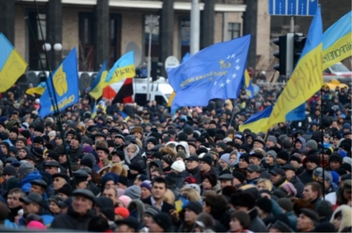 Kiev\'de Polis Eski Başbakan Timoşenko\'nun Ofisini Bastı