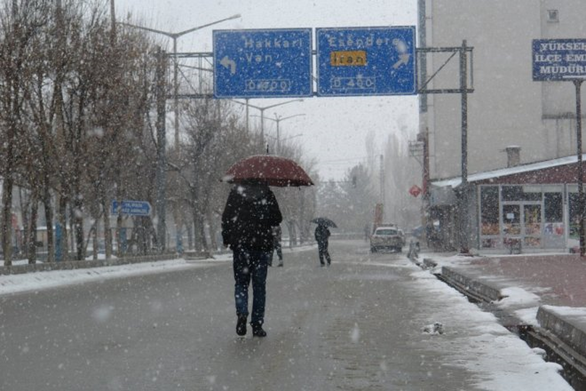 Yüksekova\'da Eğitime Kar Engeli