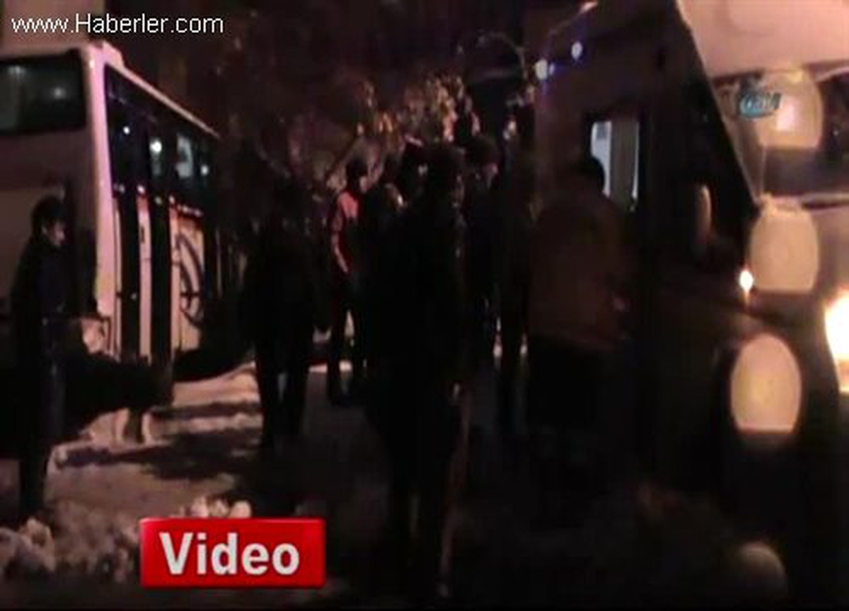 Zonguldak\'ta Freni Boşalan İşçi Servisi Kaza Yaptı
