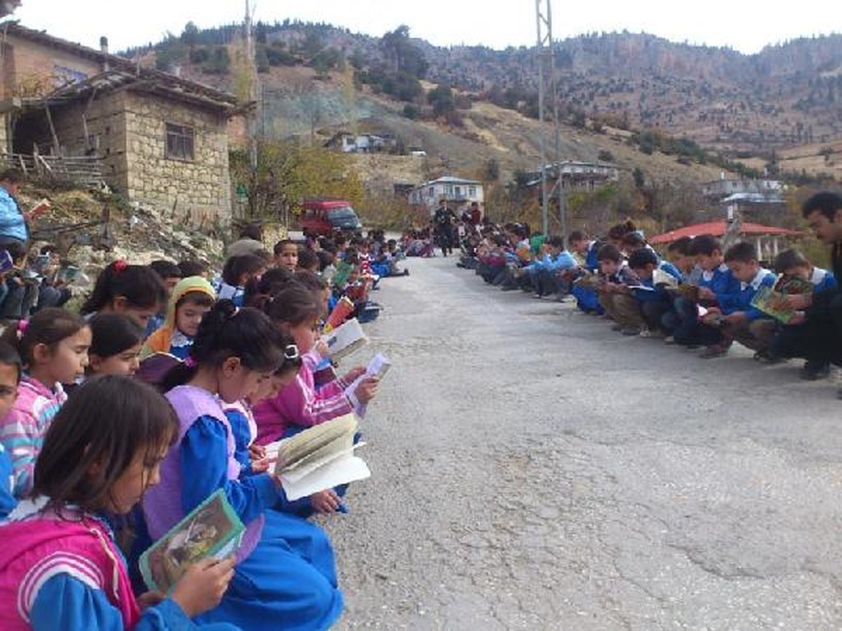 Karaman\'da 200 Öğrenci, Köy Yoluna Oturup Kitap Okudu