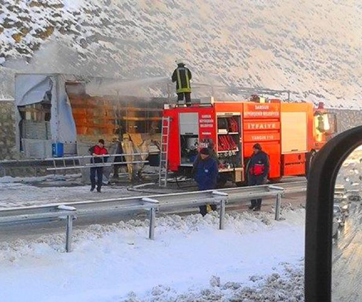 Samsun\'da Birbirine Giren 5 Araçtaki 1 Kişi Yanarak Öldü