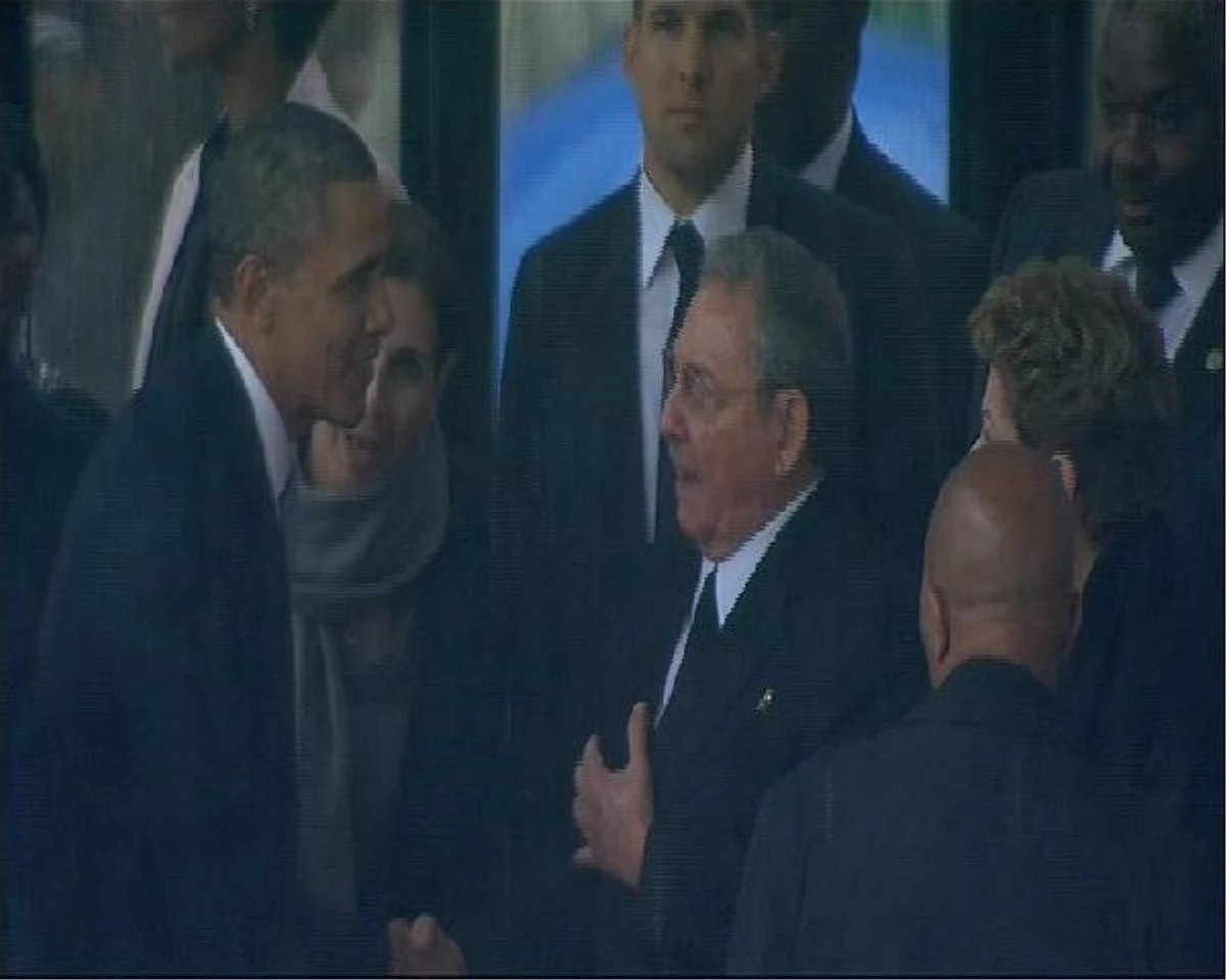 ABD Başkanı Obama ile Küba Devlet Başkanı Castro El Sıkıştı