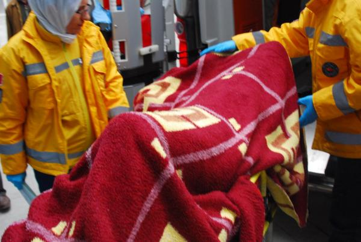 Ambulanstan İnerken, Yüzünü Kapattı