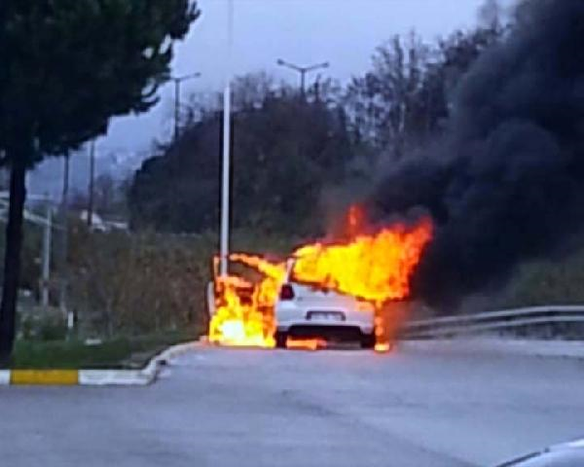 Babasına Kızdı Otomobilini Ateşe Verdi