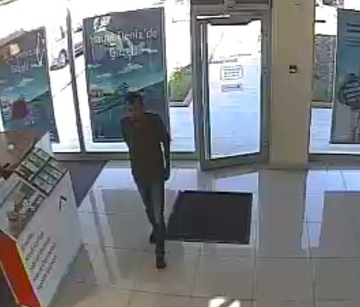 Bankadaki Cep Telefonunu Çalan Hırsız Kamerada