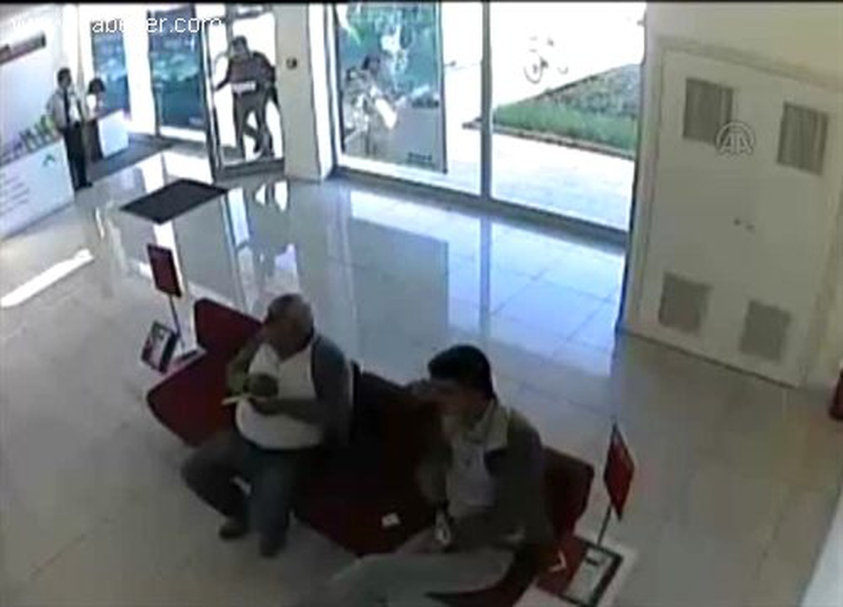 Bankadan cep telefonu hırsızlığı güvenlik kamerasında