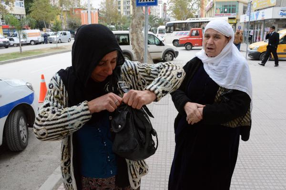 Paralarını Ellerini Öpen Adama Kaptırdılar