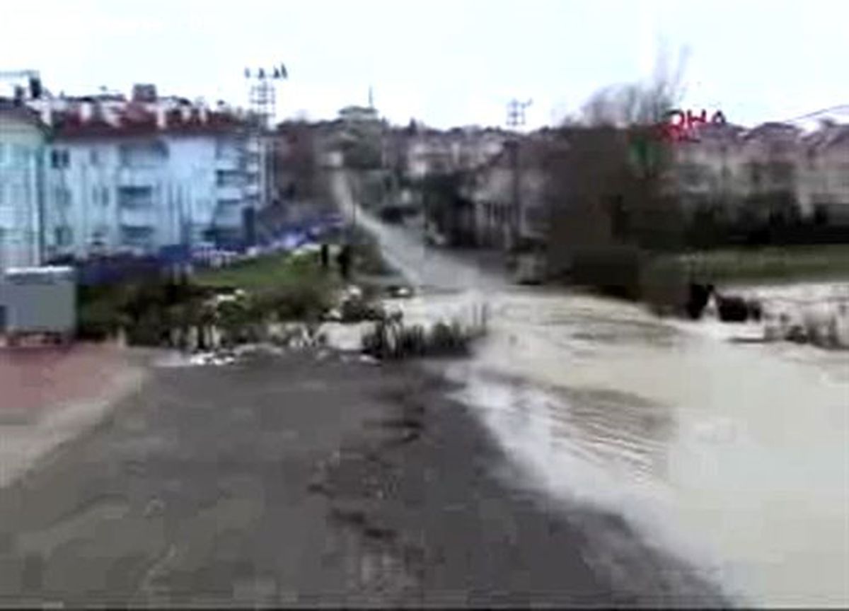Bartın\'da Dere Taştı, Yol Kapandı