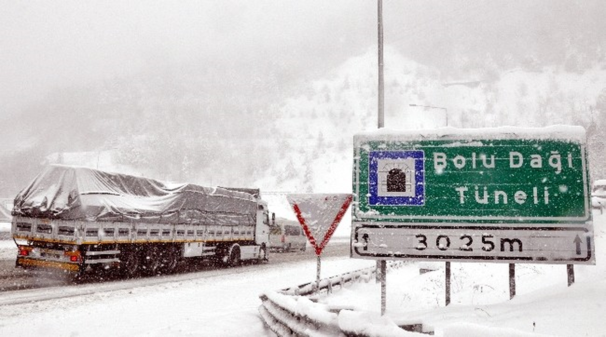 Bolu Dağında Kar, Trafiği Felç Etti