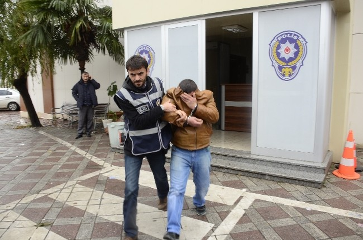 Kocaeli\'de Hırsız Çaldığı Araçla Polise Yakalandı