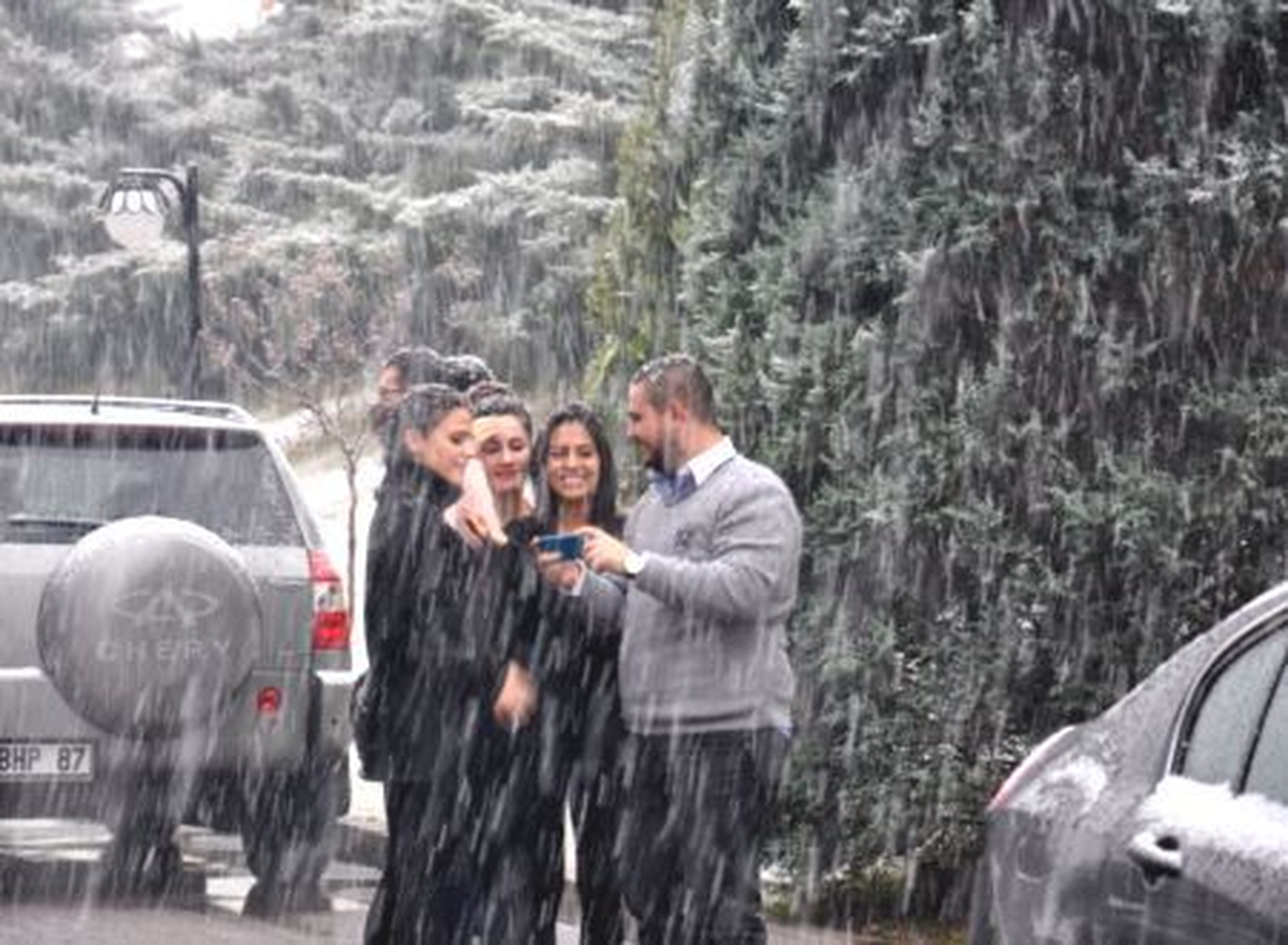 Denizli\'de İl Merkezine Mevsimin İlk Karı Yağdı