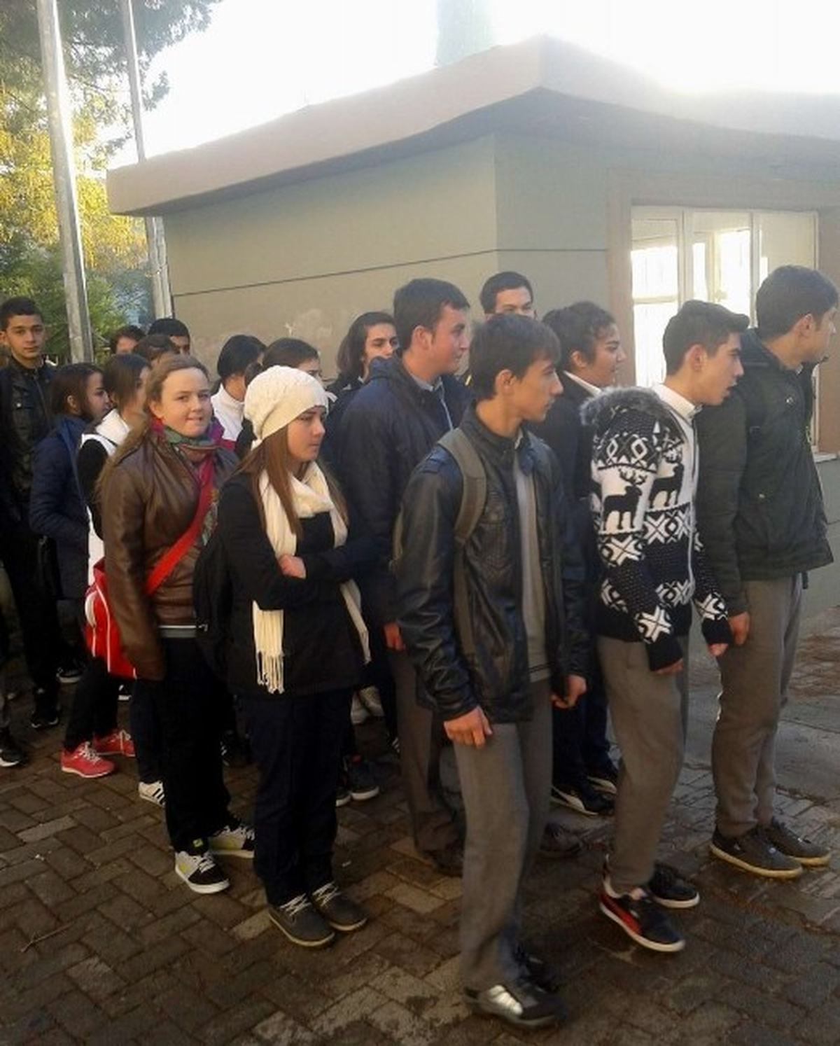 Edremit\'te Öğrencilerin Soğukta Bekletilme Tepkisi