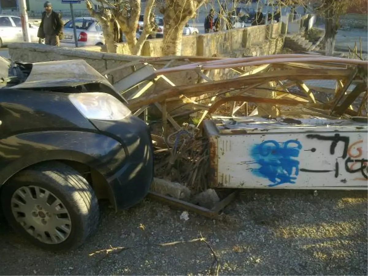 Ehliyetsiz Sürücü Trafoya Çarptı, 2 Mahalle Elektriksiz Kaldı