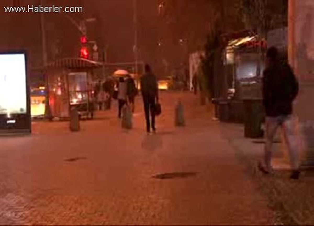İstanbul\'da Kar Yağışı Etkili Oluyor