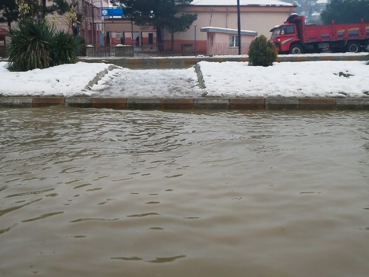 Eriyen Kar Sel Getirdi