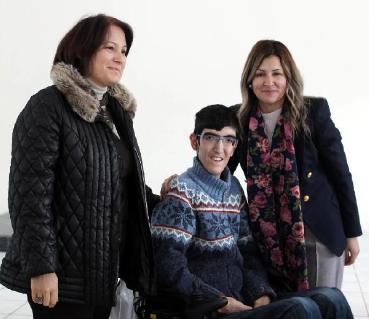 Erzurum\'da Polis Eşleri Engelli Çocukları Sevindirdi