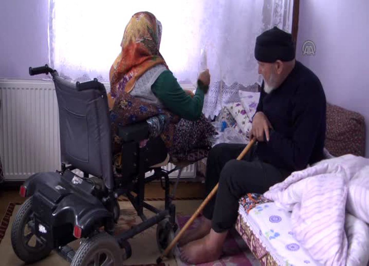 Felçli Evlat, Yatalak Babasına Bakıyor