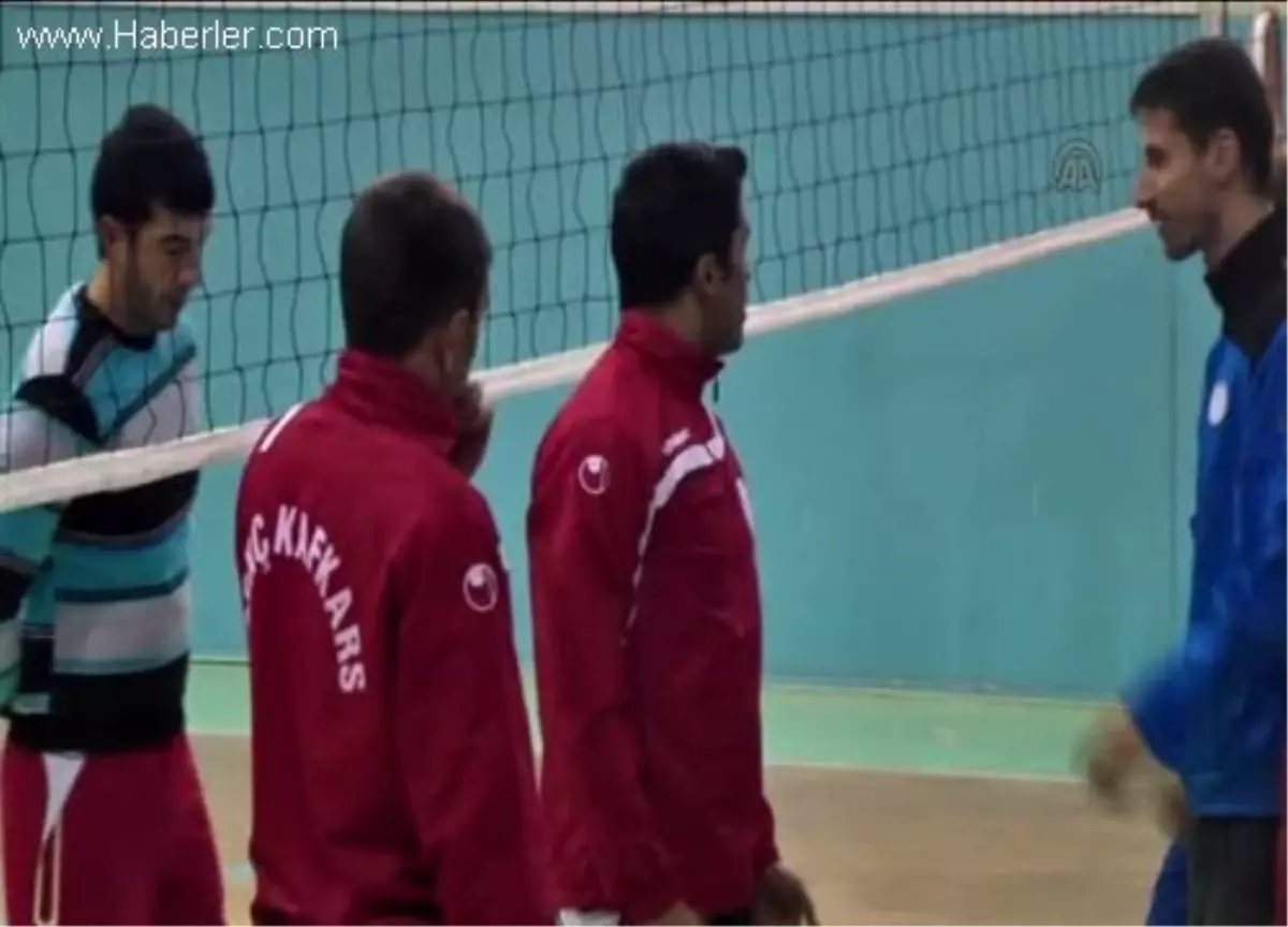 Hafta içi memur hafta sonu voleybolcu