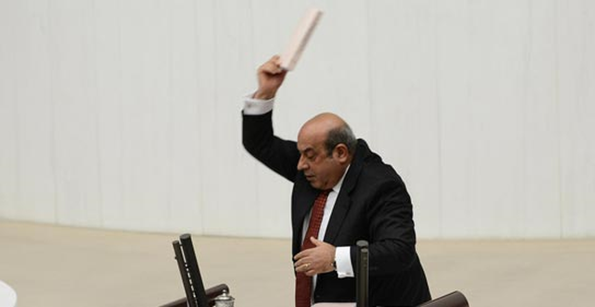 Hasip Kaplan Elindeki Raporu Yere Fırlattı