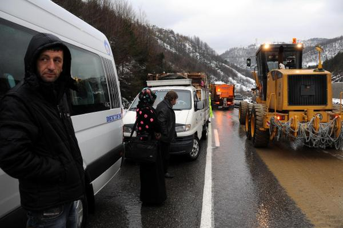 Heyelan, Zonguldak-Ankara Yolunu 1 Saat Ulaşıma Kapattı