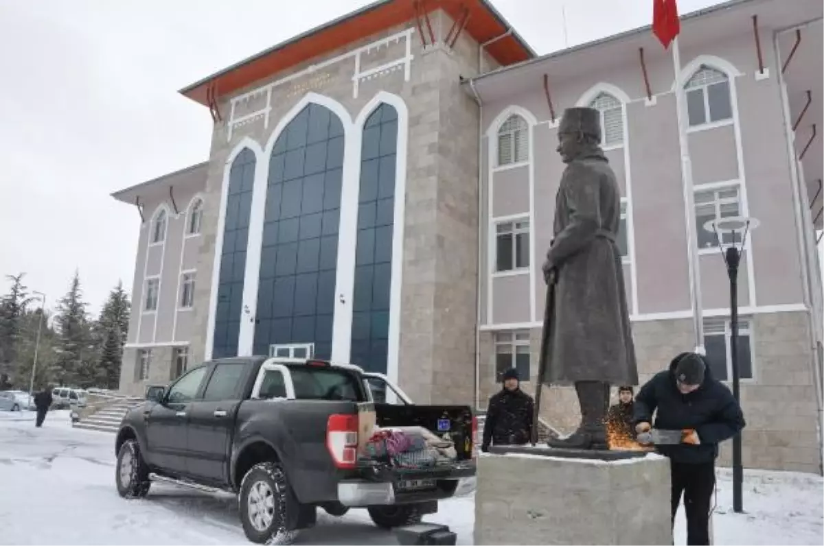 Heykeltıraş, Parası Ödenmeyince Atatürk Heykelini Geri Aldı