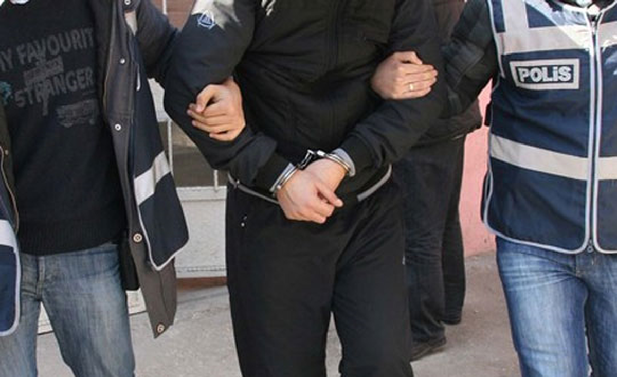 Hırsızlık Yaptığı İş Yerinin Önünde Sızınca Yakalandı