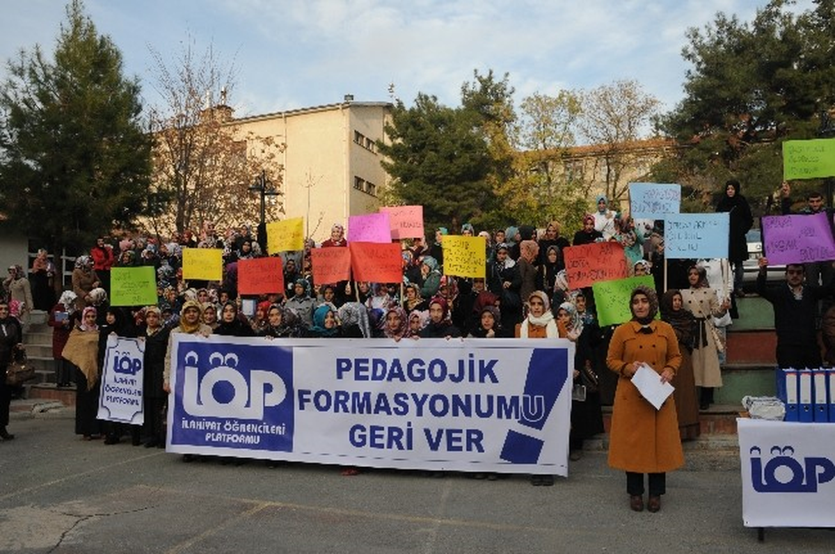 İlahiyat Öğrencileri Eylemde