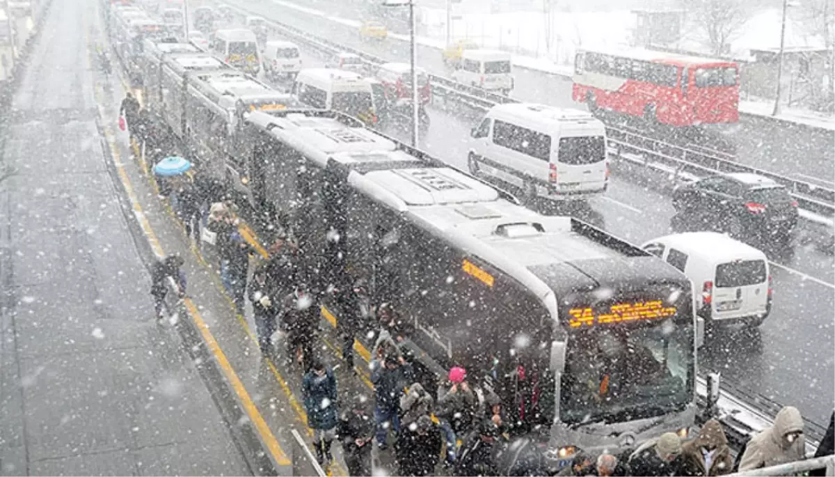 İstanbul\'da Bazı Semtlerde Kar Yağıyor