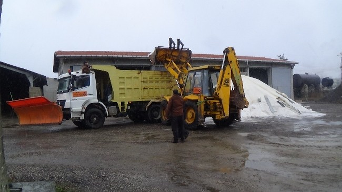 Kar Yağışı Karayolları Ekiplerini Alarma Geçirdi