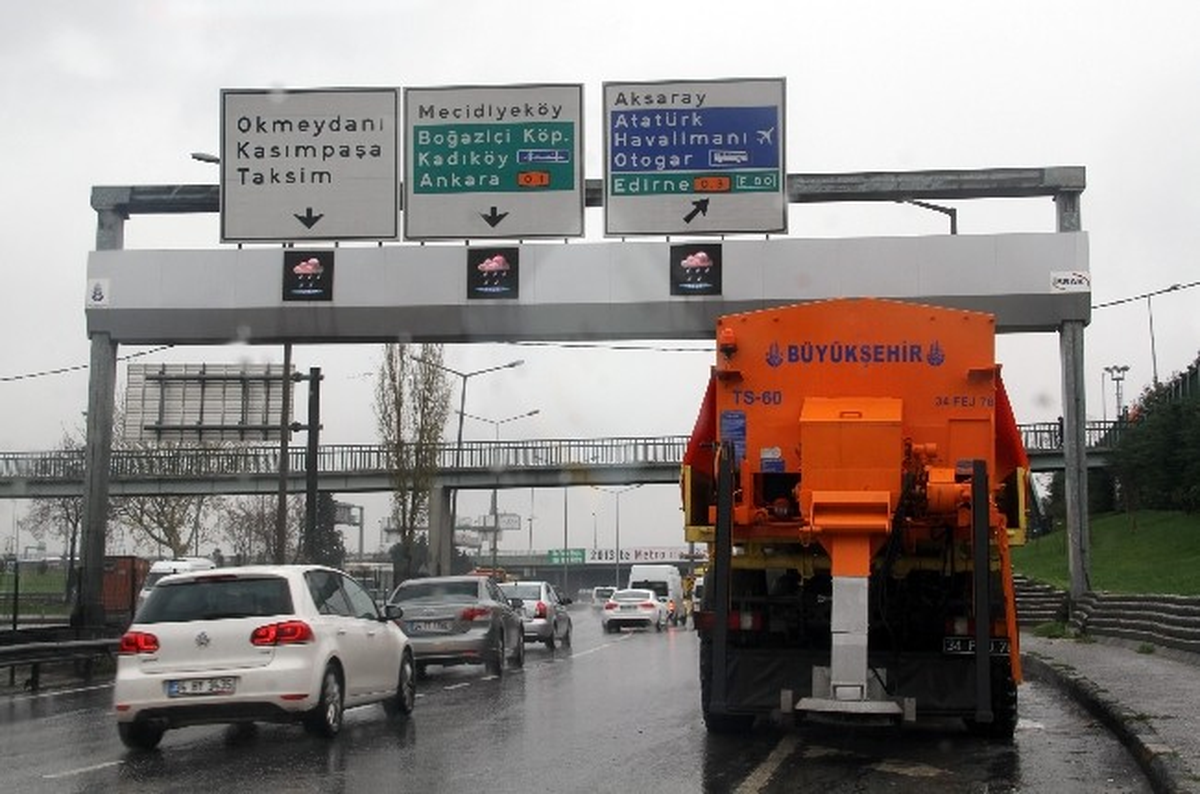 Kar Yağışı Öncesi Taksim\'de Tuz Yığını Oluşturuldu